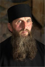 Un prêtre serbe bat un toxicomane à mort